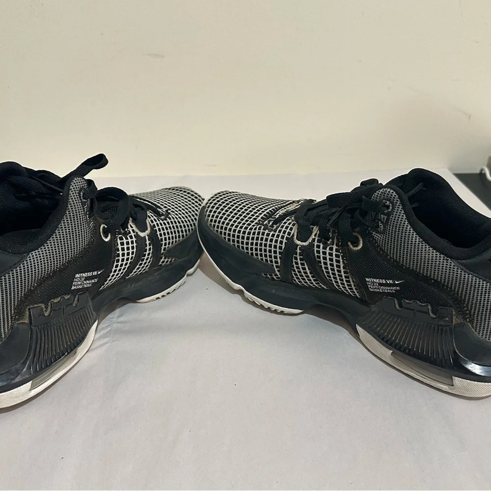 Nike Size 8 LeBron Witness VII Black White Basketball Athletic Shoes